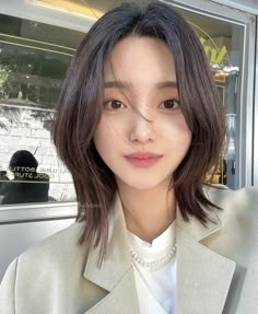 Short Haircut Japanese, Kpop Idols With Short Hair, Japanese Medium Hair, Asian Short Hair With Bangs, Japanese Haircut Medium, Japanese Short Haircut, Short Hair Japanese Style, Japanese Haircut Short, Short Hair Ulzzang