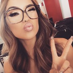 ✦⊱ɛʂɬཞɛƖƖą⊰✦ Woman Wearing Glasses, Fashion Eye Glasses, Foto Poses, Wearing Glasses, Girls With Glasses, Men Eyeglasses, The Peace, Beautiful Makeup, All Things Beauty