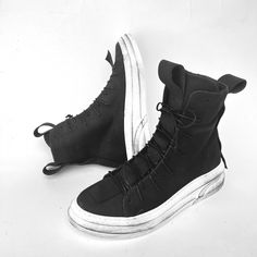 These stylish high-top sneakers are designed with a sleek, urban aesthetic in mind, crafted from genuine leather and available in a variety of colors to suit your style. Featuring an internal natural leather lining for extra comfort, they keep your feet cozy while maintaining a breathable fit. The unique, artistic design is accentuated by hand-painted brushstroke details on the back, making each pair one-of-a-kind. The white, cushioned sole adds a sporty yet sophisticated touch, perfect for casu Leather Streetwear, Black Mode, Elegant Gift Wrapping, Basket Noir, Streetwear Shoes, Leather Footwear, Shoes Trendy, Urban Aesthetic, Design Shoes