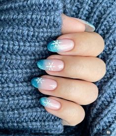 Blue Ombre Winter Nails, Ombre Winter Nails, Xmas Nail Designs, Christmas Nail Colors, Winter Nail Ideas, Nail Art Noel, Blue Ombre Nails, Santa Nails, Festive Nail Designs