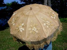 ANTIQUE SILK PARASOL w/ APPLIQUED & EMBROIDERED LACE - FLORAL CARVED HANDLE House Of Worth, Vintage Umbrella, All Black Dresses, Under My Umbrella, Umbrellas Parasols, Victorian Clothing, Beach Umbrella, Vintage Purses