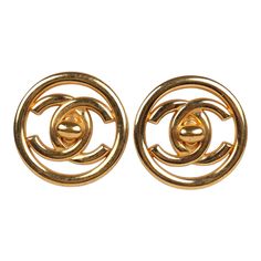 These Vintage CC Circle Turnlock Earrings are in 24K gold plated metal and feature the signature CC turnlocks. Origin: FranceCondition: Vintage; Excellent - These earrings show signs of wear with scratches and discoloration to the gold metal.Accompanied by: N/AMeasurements: 1.18" x 1.18" Round Logo, Burberry Shoes, Vintage Clip, Vintage Chanel, Gold Tone Metal, Earrings Gold, Chanel Bag, Clip On Earrings, Leather Handbags