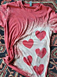 Ty Dye, Tie Dye Crafts, Bleach T Shirts, Tie Dye Diy, Cute Shirt Designs, Day Outfits, Tie Dye Shirts, Heart Shirt