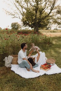 Family Photo Inspo Summer, Picnic Themed Photoshoot, Pic Nic Photoshoot Aesthetic, Rose Garden Family Photoshoot, First Birthday Picnic Photoshoot, Cottagecore Family Photoshoot, Picnic Newborn Photoshoot, Family Photo Picnic, Royal Family Photoshoot Ideas