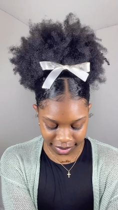 Naturally Melaninn Hair | Slick bun 🤩 . . Follow @naturallymelaninn for more!👑🔥 🌻 . . . 🎥: @_lalaronay . . #naturalhair #coilyhair #melanin #ponytail #natural #nat… | Instagram 4c Hairstyles, Bun Hairstyles, Hair Tutorial