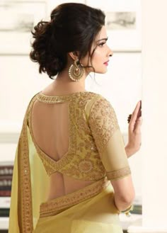 30+ Latest Pictures Of Blouse Back Designs with Saree for 2024 - ब्लाउज बैक नेक डिजाइन, Golden Blouse, Blouse Designs Catalogue, Saree Blouse Neck Designs, Backless Blouse Designs, New Saree Blouse Designs, Lehenga Blouse Designs, Fashionable Saree Blouse Designs, Blouse Back Neck Designs