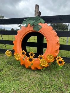 Tractor Tire Pumpkin, Tire Diy Projects, Diy Yard Decor Outdoor Decorations, Tire Decor, Tire Ideas, Fall Yard Decor, Tire Craft, Fall Yard, Fall Decor Diy Crafts