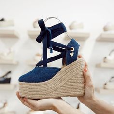 ANCHO Y TAMAÑO Los clientes dicen que el tamaño es estándar / normal. Se recomienda pedir la talla original. DESCRIPTION These essential Patrizia Espadrilles are everything you need for your wardrobe! With their stylish high wedges and timeless Blue color, they are a must-have for any fashionista. FEATURES Denim upper material Flexible rubber sole Handmade 5.5 inch high heel 2.5 inch platform RECOMENDACIONES: 1. No lavar los zapatos en la lavadora / Do not wash shoes in the washing machine2. No Casual Lace-up Espadrilles With Removable Insole, Casual Denim Sandals With Removable Insole, Casual Denim Platform Sandals, Casual Denim Blue Platform Sandals, Spring Denim Espadrilles For Beach, Casual Denim Espadrilles For Beach, Casual Denim Espadrilles For The Beach, Casual Denim Espadrilles For Summer, Denim Espadrilles With Round Toe For Beach