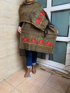 "Hermoso Rebozo perfecto para complementar cualquier outfit. Está bordado con hermosas flores, es el complemento perfecto para cualquier look. Medidas en pulgadas largo 88\" con flecos ancho 26\" Con esta bonita bufanda puedes lucir guapísima por muy poco dinero. Bufanda pashmina grande, suave y de alta calidad. Rebozo mexicano tejido en telar de cintura o cintura. La bufanda es lo suficientemente ancha como para envolverla dos veces. Hacemos envíos a cualquier parte del mundo, desde Tepic, Nayarit, mx. Hecho por artesanos de Oaxaca, mx Recomendamos lavar a mano con agua fría, tender a la sombra, para conservar mejor el color original" Bohemian Embroidered Dupatta For Fall, Fall Embroidered Dupatta, Bohemian Shawl With Traditional Multicolor Embroidery, Handmade Traditional Winter Shawl, Winter Floral Embroidery Shawl, Embroidered One Size Winter Shawl, One Size Embroidered Winter Shawl, Handmade Folk Shawl For Winter, Handmade One Size Folk Shawl