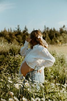 Dreamy maternity photoshoot, field, flowers, golden hour, sunset. Pregnant Lady Photoshoot, Pumpkin Head Maternity Shoot, Pregnant Progress Pictures, Maternity Photography Belly Showing, Cute Maternity Pictures With Husband, Maternity Session With Flowers, Maternity Photo Prompts