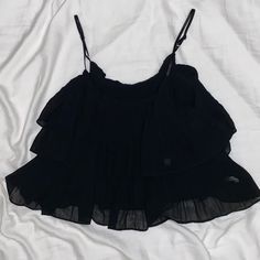 Brand New Black Ruffled Summer Top, Black Ruffled Crop Top For Summer, Black Beach Tops For Spring, Black Crop Top For Summer Night Out, Black Ruffled Tops For Summer, Trendy Black Crop Top With Ruffles, Trendy Black Ruffled Crop Top, Black Tops For Day Out, Black Crop Top For Summer Beach