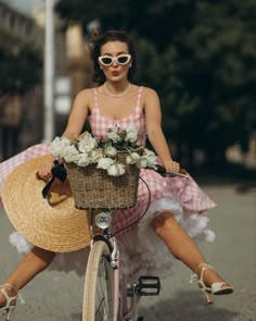 Instagram 50s Inspired Photoshoot, Vintage Photoshoot 50s, Angel Baby Outfit, 1950s Photoshoot, Bicycle Aesthetic, 60s Vintage Fashion, Retro Photoshoot, Bicycle Chic, Roll Dress