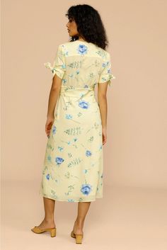 Elevate your wardrobe with the elegant floral midi dress, inspired by French style. Perfect for any casual occasion, this dress exudes sophistication and charm. Its versatile design makes it a must-have for any fashion forward individual. Most Iconic Dresses, Wedding Gown Simple Elegant, Laura Dresses, Wedding Gown Simple, Iconic Dresses, Evening Cocktail, Elegant Floral, Floral Midi Dress, French Style