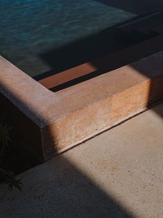 an empty swimming pool in the middle of a sunny day with no people around it