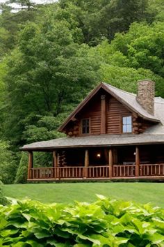 Cozy log cabin with a large porch nestled in a lush green forest. One Level Cabin, Log House Exterior, Small Log Home Plans, Log Cabin Exterior Ideas, Cabin Exterior Ideas, Log Cabin Homes Exterior, Log Cabin Porch, Prefab Log Cabins, Log Cabin House Plans