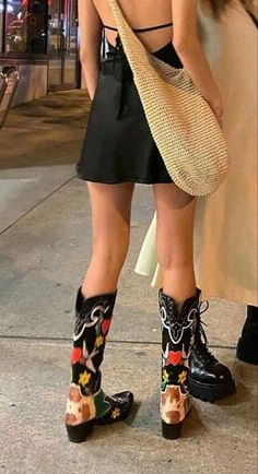 black mini dress crochet tote and cowboy boots Boots Inspiration, Camila Morrone, Quoi Porter, Mode Inspo, Looks Style, Summer 2022, Boots Outfit, Suho, Fashion Killa