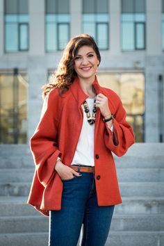 Smart casual outfit with jeans, white blouse and orange coat Casual Outfit With Jeans, Outfit With Jeans, Orange Coat, Video Shoot, Wardrobe Inspiration, Smart Casual Outfit, Jeans White, Autumn Outfit, White Blouse