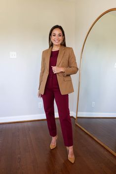 Outfit Pantalon Vino, Burgundy Blazer Outfit, Camel Blazer Outfit, Burgundy Pants Outfit, Semi Formal Mujer, Petite Fashion Outfits, Camel Outfit, Camel Blazer, Winter Pants Outfit