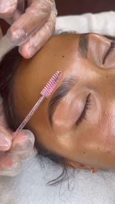 Clean Girl Brows, Brow Clean Up, Clean Eyebrows Aesthetic, Eyebrow Wax Aesthetic, Black Waxing Aesthetic, Brows And Lashes Aesthetic, Clean Girl Eyebrows, Eyebrows Aesthetic Natural, Clean Girl Esthetics