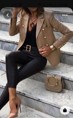 Black skinny jeans with brown jacket. Hiking Pics, Outfit Jeans, Stylish Work Outfits, Casual Work Outfits, Brown Jacket, Looks Chic, Fall Fashion Outfits, Business Casual Outfits