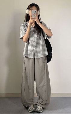 Blouses Outfit Casual, Minimalist Japanese Outfit, Simple Thrift Outfit, Casual Japanese Fashion, College Outfits Modest, Xhs Outfits, Summer Outfit Japan, Summer Outfits Japanese, Wave To Earth Concert Outfit