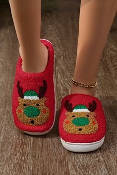 Stay warm and cozy this holiday season with our Fiery Red Christmas Reindeer Pattern Thick Sole Plush Slippers. The thick soles provide extra cushioning while the festive reindeer pattern adds a touch of holiday cheer. Made with soft plush material, these slippers will keep your feet happy and stylish. Size Chart (CM) Sizes Foot Length 6(37) 23 7(38) 24 8(39) 24 8.5(40) 25 9.5(41) 25 10(42) 26 11(43) 26 Size Chart (INCH) Sizes Foot Length 6(37) 9.1 7(38) 9.4 8(39) 9.4 8.5(40) 9.8 9.5(41) 9.8 10( Slippers Christmas, Reindeer Pattern, Moose Head, Fleece Headbands, Couples Modeling, Christmas Moose, Plush Slippers, Christmas Color, Home Slippers