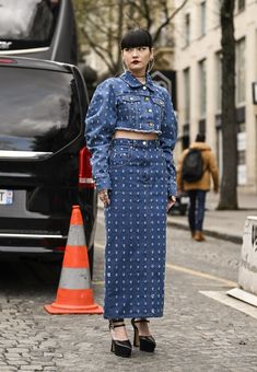 PFW FW24 Street Style: A Mix of 70s & Bold Trends Pfw Street Style, Denim Street Style, Ideal Wardrobe, Paris Fashion Week Street Style, Biker Chic, Street Style Trends, Style Trends, Fashion Week Street Style