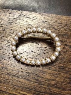 Vintage Gold Tone Oval Brooch or Pin with Prong Set Faux Pearls Classic Oval Gold Brooches, Classic Gold Oval Brooch, Classic Gold Oval Brooches, Classic Gold Round Brooches, Vintage Watches, Vintage Gold, Prong Setting, Faux Pearl, Antique Jewelry