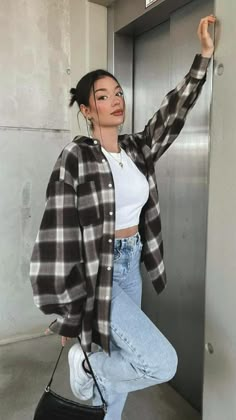 Checkered Jacket Outfit, Flannel Outfit Women, Checkered Outfit, Boyish Outfits, Vegas Outfit, Hippie Style Clothing, Movies Outfit, Quick Outfits