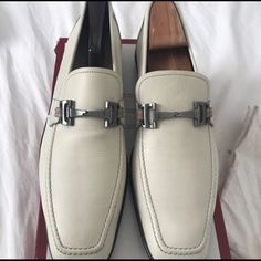 Authentic Salvatore Ferragamo Gancini Bit Driver Moccasin Cream/Ivory In A Size 8.5. Signature Silver Gancini Bit Lends A Refined Look To A Lightweight, Flexible Loafer Cut From Supple Tumbled Calfskin And Rolled Seaming Along The Toe And Styled With Brown Rubber Sole. Leather Upper And Lining/Rubber Sole. Made In Italy. A Great Casual Business Shoe. Only Worn Once With A Minor Jean Coloring In Side Of The Shoe As Seen In Pictures. Retail For $600 + Tax White Moccasins With Leather Sole And Plain Toe, White Moccasins With Leather Sole, White Plain Toe Moccasins With Leather Sole, Elegant White Loafers With Leather Sole, Elegant White Leather Shoes For Formal Occasions, Luxury White Loafers For Formal Occasions, White Luxury Loafers For Formal Occasions, Luxury White Business Loafers, Luxury White Formal Loafers