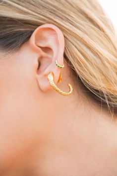 These delicate and elegant gold snake-shaped earrings are a unique expression of style and grace. Designed with great attention to detail, these pieces capture the sinuous and mysterious essence of the snake, transforming it into a symbol of sophistication Gold Snake Earrings, Handmade Gold Snake Earrings, Snake Statement Earrings, Elegant Yellow Gold Snake Earrings, Gold Snake Shape Single Earring, Mini Earrings, Gold Snake, Style And Grace, Gold