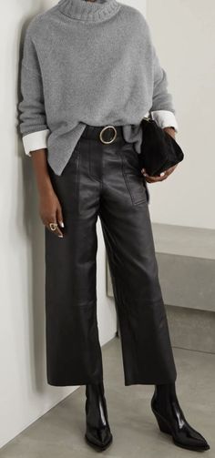 Culotte Outfit, Casual Chique Stijl, Leather Pants Outfit, Black Leather Pants, Mode Casual, Looks Street Style, Casual Chic Outfit, Leather Trousers, Looks Chic