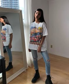 Goth Outfit, Fest Outfits, Graphic Tee Outfits, White Graphic Tee, Mode Inspo, Tee Outfit, A Mirror, 로고 디자인