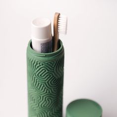 This transport box for toothbrush and toothpaste is perfect for travel . It will allow you to put your belongings directly in a bag .   The size is also suitable for small objects, pens, pencils, etc.   It is 3D printed from corn starch (60%) and wood powder (40%). It does not contain any petroleum-based plastics . It is a very good alternative to avoid petroleum-based products.   It is water resistant and easy to maintain: just brush it to make it look like new again   Diameter: 4 cm  Height: 1 Toothbrush And Toothpaste, 3d Printed Objects, Small Objects, Pens Pencils, Design Language, Incense Holder, Corn Starch, A Bag