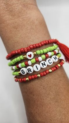 Grinch Friendship Bracelet, Christmas Diy Bracelet, Preppy Christmas Bracelet Ideas, Xmas Bracelet Ideas, Friendship Bracelets Christmas, Christmas Jewelry Diy Necklace, Grinch Clay Bead Bracelets, Holiday Beaded Bracelets