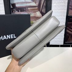 Description CC Trendy CC Maxi Top Handle Bag Grey For Women 9.8in/25cm Rep 1:1 Measurements: 25 x 7 x 17 cm / 9.8 x 2.7 x 6.6 inches (Length x Width x Height) Chain Grey Zipper inside Silver-toned hardware Include dust bag. This product is of the best quality. Chanel Trendy Cc, Chanel Maxi, Baby Tote Bag, Chanel Shirt, Maxi Tops, Vanity Bag, Stylish Handbags, Luxury Products, Evening Clutch Bag