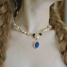 CARACTERÍSTICAS DEL PRODUCTO:



 Collar hecho a mano de perlas mixtas con piedra azul

 Materiales: cobre chapado en oro de 18k/perlas naturales de agua dulce

 Cierre: Cierre de mosquetón

 collar de perlas con cable

 Longitud:







 La longitud predeterminada es 15,5 pulgadas + extensión, el colgante es 1,6"

 Si tiene alguna solicitud especial, contáctenos.




 Tenga en cuenta :

 Acepte que las perlas naturales de agua dulce tal vez no tengan una forma perfecta, las perlas naturales de Blue Pearl Necklace With Pearl Chain, Blue Pearl Chain Necklace, Blue Pearl Necklace With Pearl Pendant, Blue Pendant Necklace With Pearl Drop, Handmade Blue Pearl Pendant Necklace, Handmade Blue Pendant Pearl Necklace, Blue Beaded Pearl Necklaces With Pearl Pendant, Blue Baroque Pearl Jewelry With Pearl Pendant, Blue Baroque Pearl Necklace With Pearl Charm