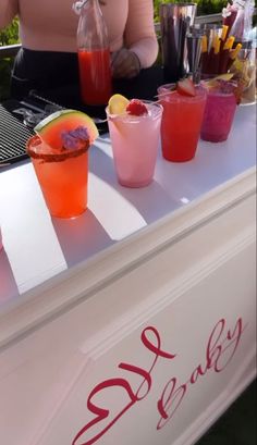 there are many drinks on the table at this outdoor bar that is ready to be served