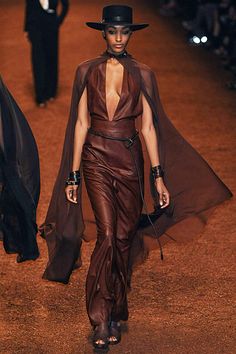 #Hermès Spring 2011 RTW Hermes Haute Couture, Hermes Runway, Adventure Woman, Desert Cowboy, 2006 Fashion, Black Runway, Ropa Upcycling, Christophe Lemaire, Adventurous Women