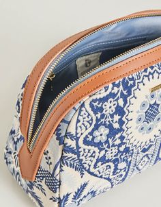 Complete your Spartina travel set with our stylish Large Zip Cosmetic Bag, made for all of your morning routine necessities. Its material is a cotton canvas fabric with faux leather accents. Travel Noire, Spartina 449, Cotton Canvas Fabric, Travel Set, Leather Accents, Toiletry Bags, Trim Detail, Morning Routine, Travel Luggage