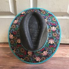 This beautiful Mexican Sombrero has would be perfect to add that special touch to any outfit. MADE IN MEXICO By: Mexican Artisans For: Women Size: Medium 23' Color: black | multi Details: Material: palm straw Fabric canvas design Bottom black suede Inner elastic band Contact us for more details PLEASE READ BEFORE PURCHASE: The picture is an ACCURATE REPRESENTATION.Colors in the pictures may vary a little by effects of light. Each product is handmade from Mexico causing differentiation and minor Black Straw Hat With Short Brim For Festival, Black Straw Hat For Spring Festival, Black Woven Panama Hat With Short Brim, Black Wide Brim Panama Hat For Festivals, Bohemian Black Panama Hat For Beach, Black Curved Brim Sun Hat For Festivals, Black Bohemian Hat For Vacation, Wide Brim Beach Hat For Cinco De Mayo, Bohemian Black Panama Hat For Spring