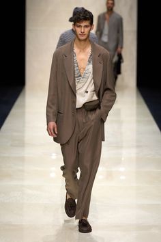 Giorgio Armani Spring 2025 Menswear Fashion Show | Vogue Giorgio Armani Menswear, Armani Menswear, Fashion Runway Show, Gucci Spring, Copenhagen Fashion Week, Evening Jackets, Runway Trends