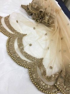 Nikah Dupatta, Duppattas Designs Ideas, Golden Dupatta, Dupatta Designs, Designer Dupatta, Unique Wedding Dress, Just Tell Me, Bridal Dupatta, Indian Sari Dress