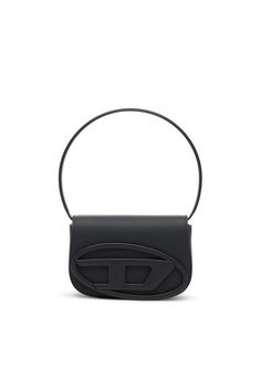 Synonyme du style distinctif de Diesel, ce sac structuré présente un look monochrome audacieux. Il est confectionné en cuir caoutchouté au fini mat et arbore une anse en chaîne qui se porte sur l'épaule, ainsi qu'une bandoulière en option pour le porter en bandoulière. Les détails en ferrure et la plaque en métal Oval D signature sur le rabat arborent une finition ton sur ton mate.-Épaisse anse en chaîne;Bandoulière réglable et amovible;Fermeture à rabat aimantée;Intérieur : poche plaquée et compartiment plat D Signature, Diesel Bag, Rockstar Aesthetic, Structured Bag, Metal Plaque, Material Girls, Black Aesthetic, Matte Black, Porter