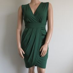 Poseshe Women's Coctail Party Dinner Brunch Dress Size 2xl Fits Plus Size 18 This Beautiful Hunter Green Dress Features A Super Stretchy Fabric For A Comfortable Fit! Detailing Throughout. Size: 2xl Fits Plus Size 16-18 Length ( Shoulder To Hem): 39" Waist: 20" Across Green Surplice Neckline Party Dress, Summer Formal Bodycon Dress With Surplice Neckline, Elegant Green Mini Dress With Surplice Neckline, Green Surplice Neckline Mini Dress For Party, Knee-length Pleated Sleeveless Party Dress, Pleated Dress With Surplice Neckline For Parties, Fitted Sleeveless Dress For Party With Surplice Neckline, Fitted Sleeveless Dress With Surplice Neckline For Party, Green Ruched Sleeveless Party Dress