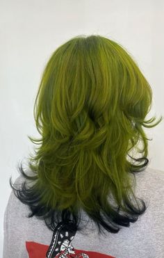 Green Hair Streaks, Hair Dye Videos, Emerald Green Hair, Olive Hair, Dark Green Hair, Green Hair Dye, Dyed Hair Inspiration, Hair Inspiration Short