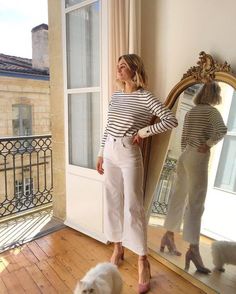 Estos Looks Con Pantalones Blancos Anchos Definitivamente Te Inspirarán – Cut  Paste – Blog de Moda Casual Friday Work Outfits, Granny Shoes, Friday Outfit For Work, Summer Workout Outfits, Summer Office Outfits, Parisian Look, French Women Style, Parisian Women