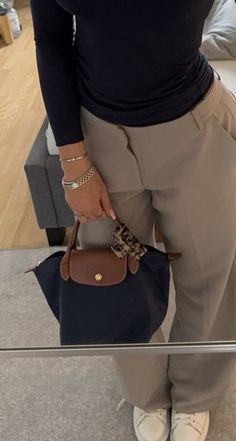 Longchamp Bag Medium, Camera Bag Outfit, Longchamp Bag Outfit, Longchamp Le Pliage Outfit, Look Rose, Bag Outfit, فستان سهرة