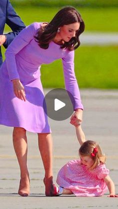 Kate Middleton Style Casual, Princess Charlotte Style, Kate Middleton Daughter, Princess Catherine Style, Kate Middleton Bum, Casual Kate Middleton, Kate Middleton Maternity Style, Royal Fashion Princesses