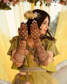 Mehendi poses शादी की तस्वीरें, Haldi Ceremony Outfit